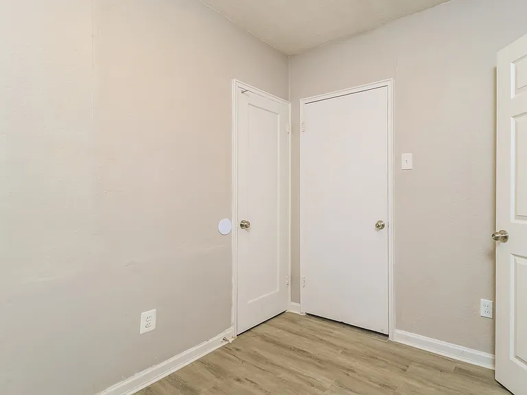 1049778_027_bedroom_13388201.jpg