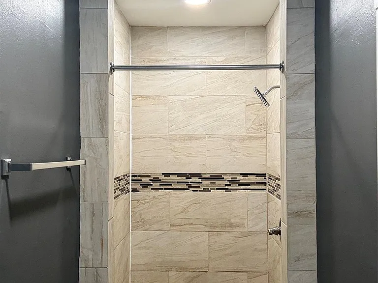 4817 Avenue Q 1/2 — Photo 12
