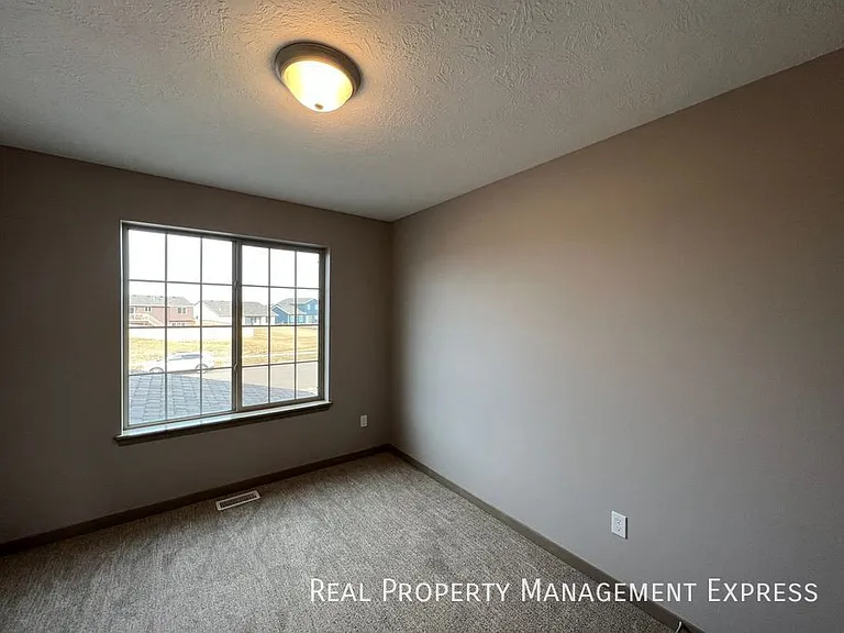 2114 S Ronsiek Ave — Photo 13