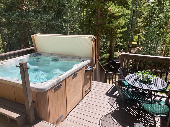 Private hot tub off livingroom