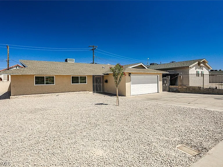 1320 Robin St — Photo 3