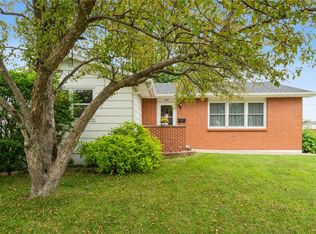 1032 Rainbow Blvd, Hiawatha, IA 52233