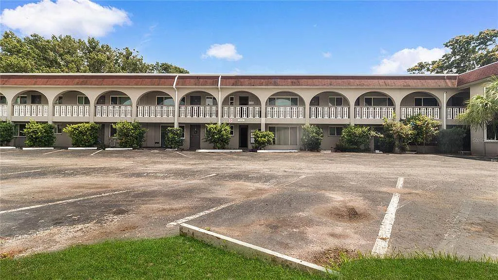3 bed, 1000 sqft, $1,950 — Photo 3