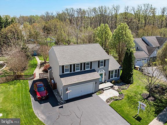 3rd image of 213 Edenderry Ave