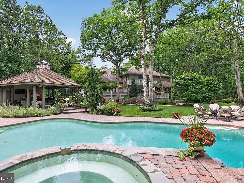 1st image of 8 Pinecrest Dr