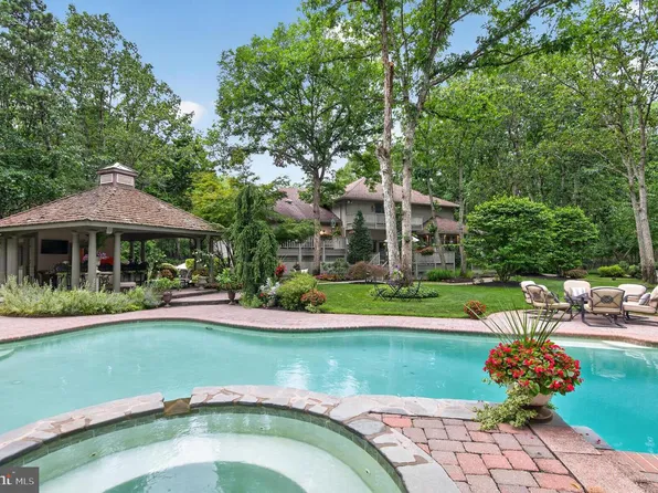 8 Pinecrest Dr, Medford, NJ 08055