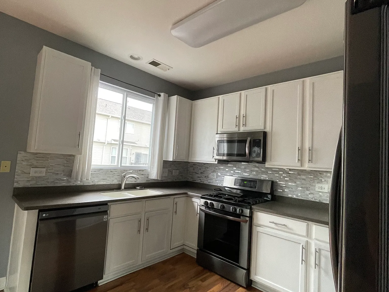 2 bed, 1.5 bath, 1542 sqft, $2,100 — Photo 3