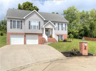 4018 Farmington Dr, Hurricane, WV 25526