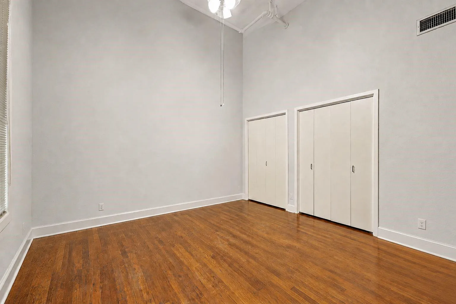 2 bed, 1.0 bath, 1182 sqft, $1,900 — Photo 4