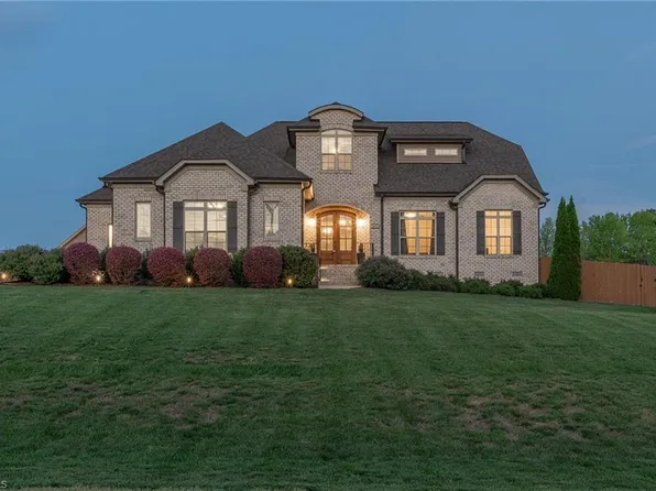 323 Oakleaf Dr, Lexington, NC 27295