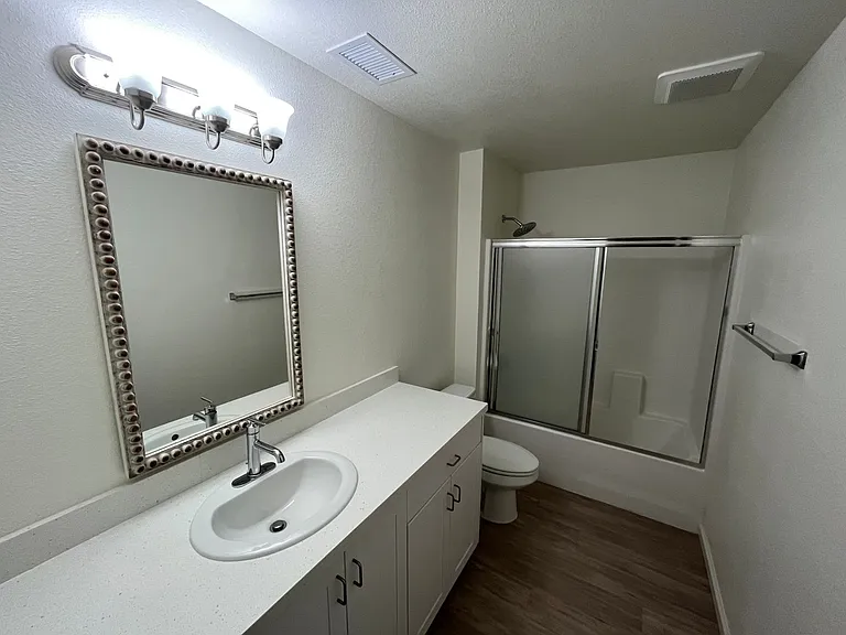 575 E Newlove Dr — Photo 9
