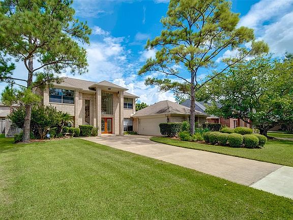 Reflections neighborhood has a large swimming pool (four 25-yard lanes for swimming laps), 3/4 mile jogging/walking trail along 2-1/2 acres of open area, two tennis courts, modern playground, and recently remodeled clubhouse available for party renta