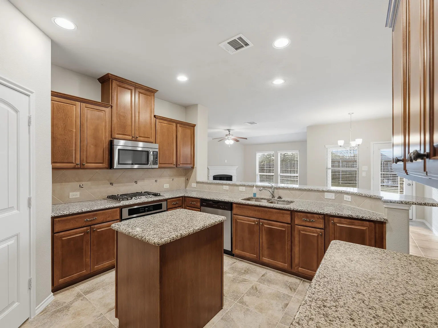 3 bed, 2054 sqft, $2,750 — Photo 4