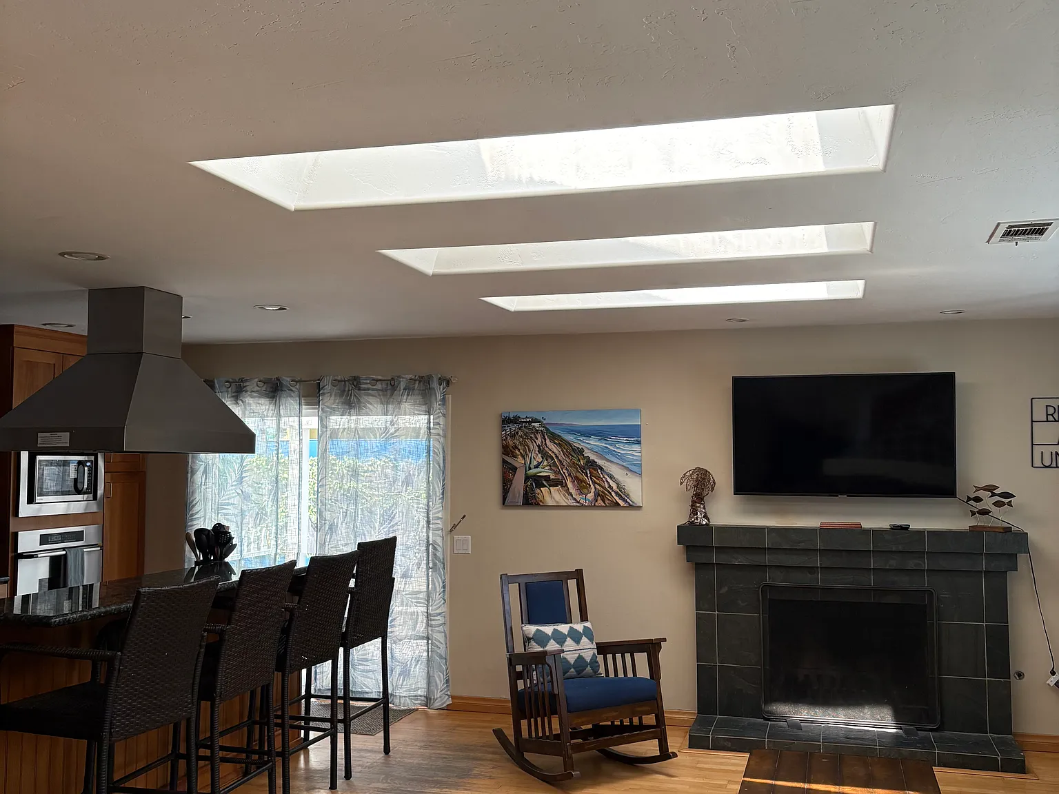 3 bed, 2250 sqft, $6,200 — Photo 3