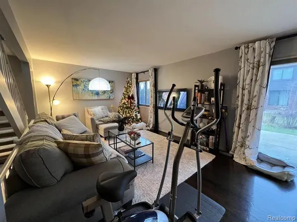 3138 Lindenwood Dr #143, Dearborn, MI 48120
