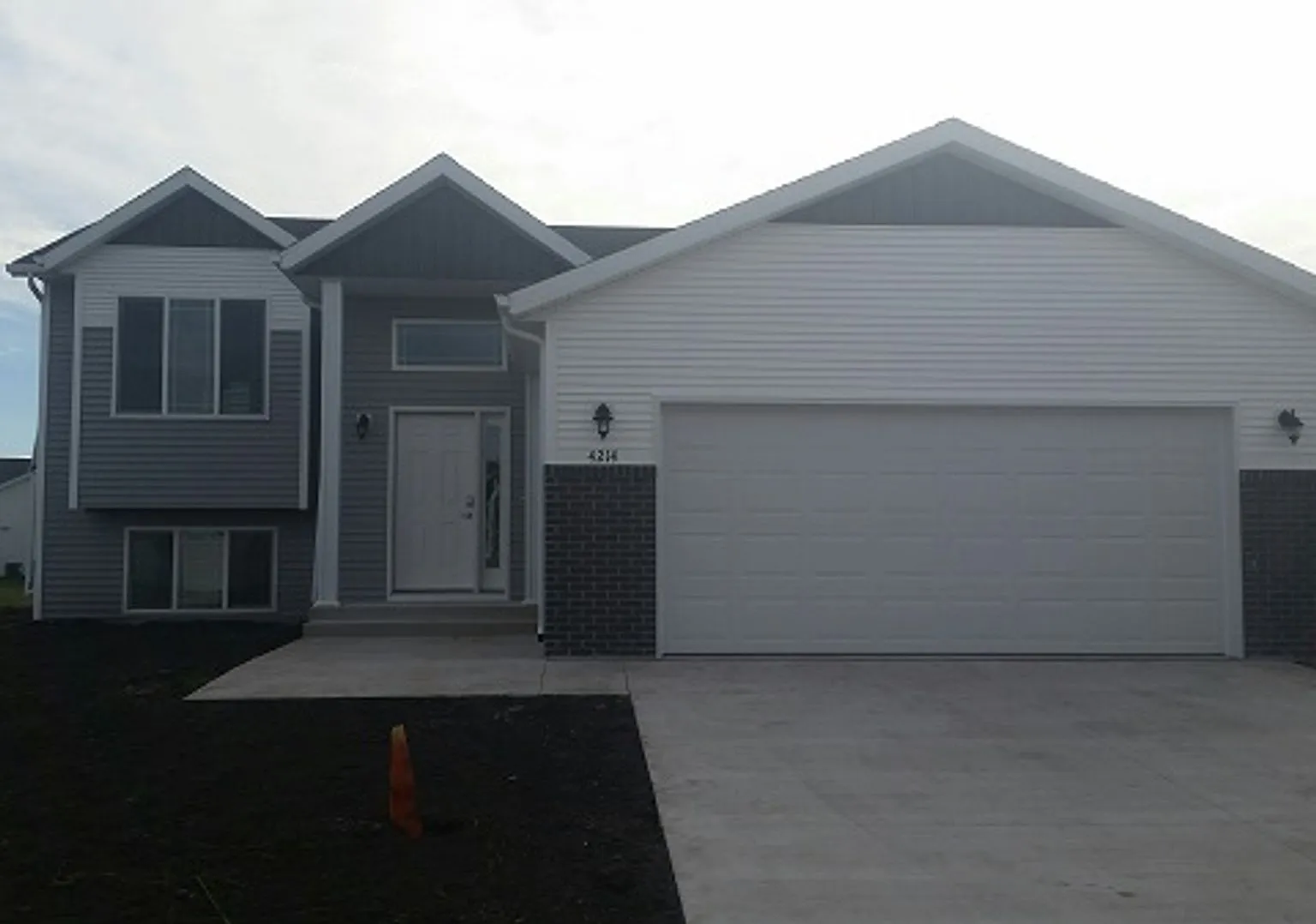 4 Bed 3 Bath Single Family Home — Photo 1