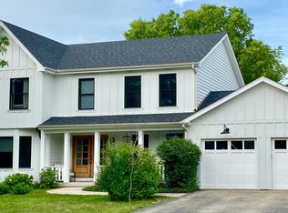 610 S Whispering Hills Dr, Naperville, IL 60540
