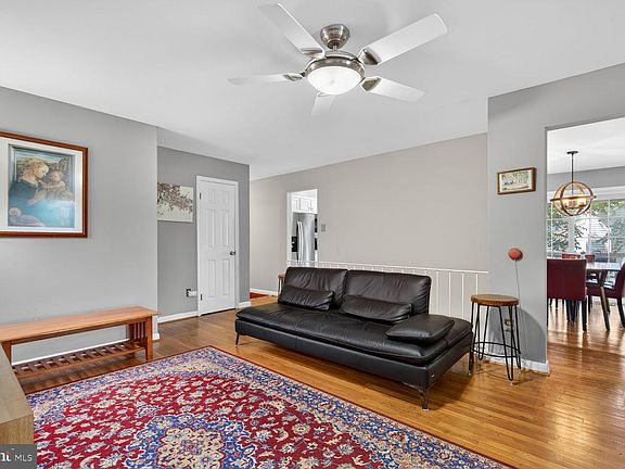5th image of 2422 Parkway