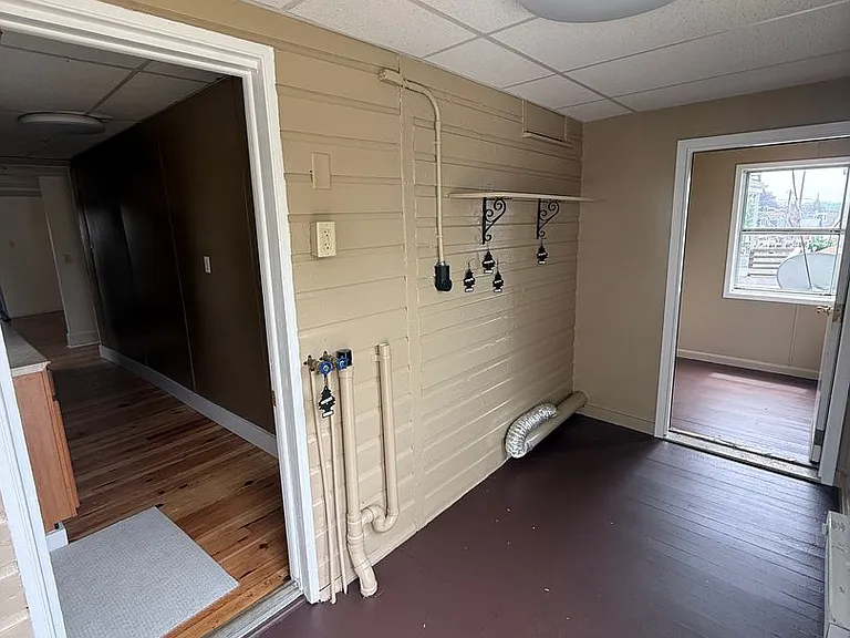 215 E King St — Photo 8