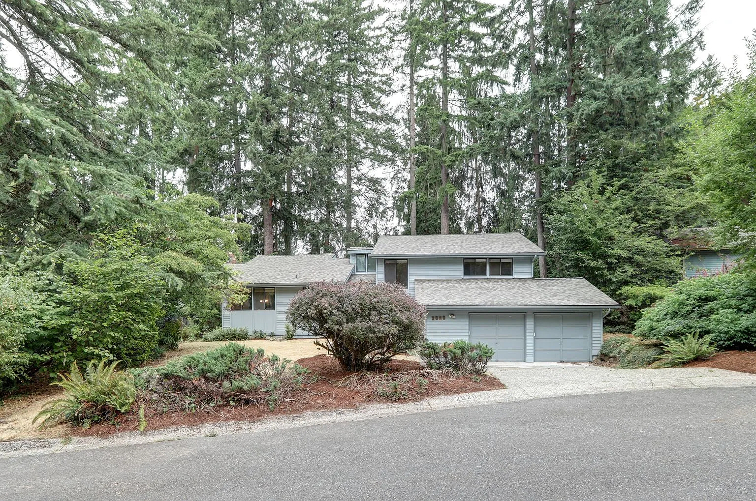 Spacious 4BR 2.75BA Tri-level home in quiet Cedar Lane Estates — Photo 1