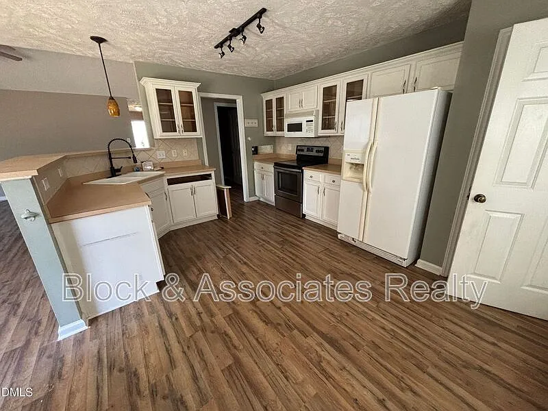 3 bed, 2.0 bath, $1,850 — Photo 3