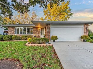 1942 Trail Ridge St, Arlington Heights, IL 60004