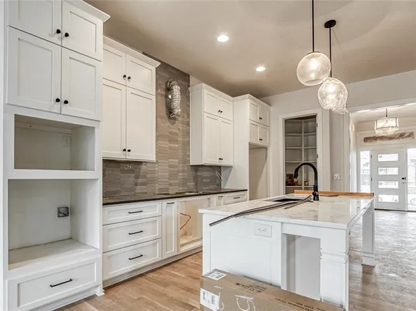 13825 Westgate St, Overland Park, KS 66221