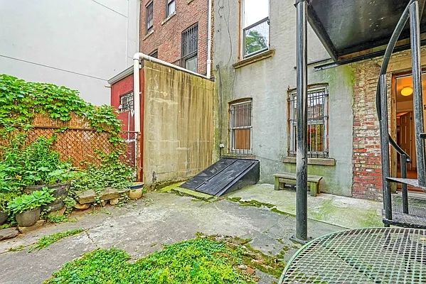 Rented by Compass | media 24