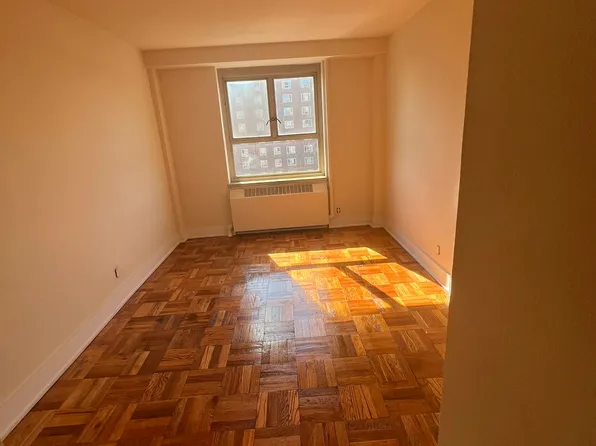 189-04 64th Avenue image 4 of 8