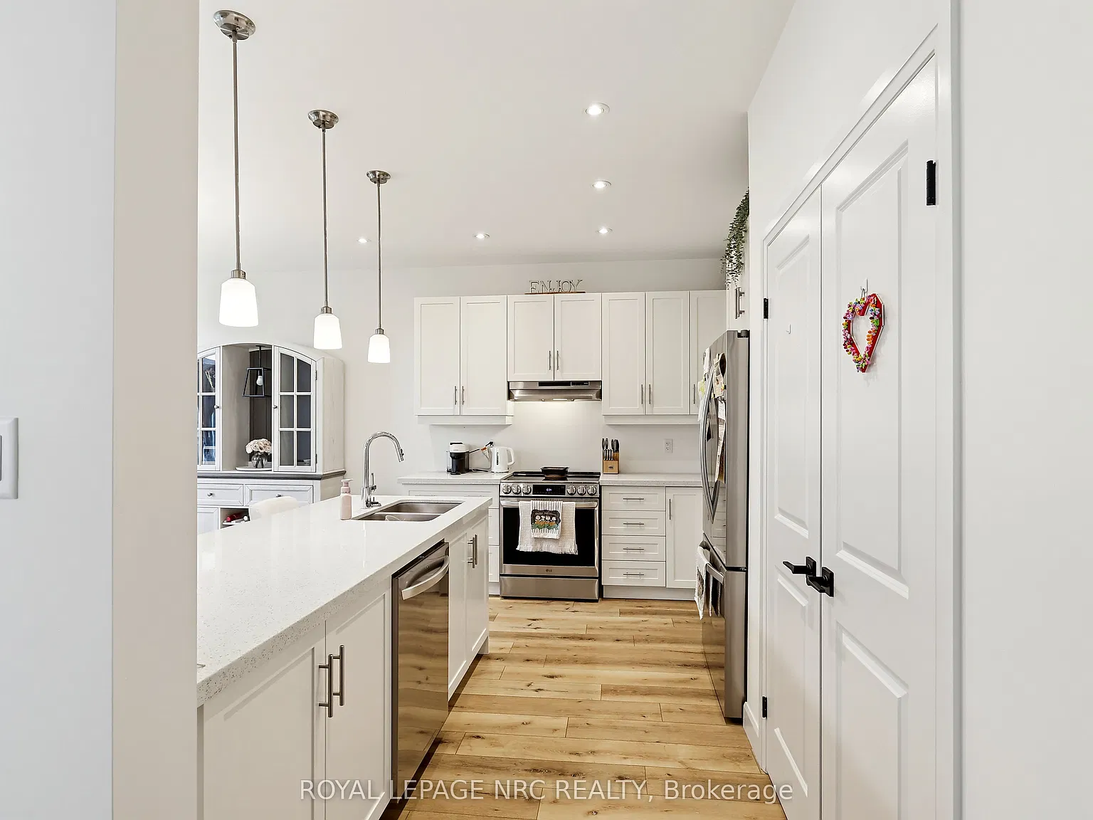 4 bed, $3,200 — Photo 4