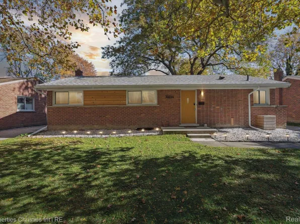 30224 Manhattan St, Saint Clair Shores, MI 48082