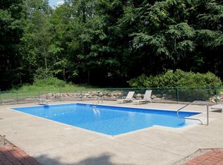 3 Robin Dr, Oak Ridge, NJ 07438