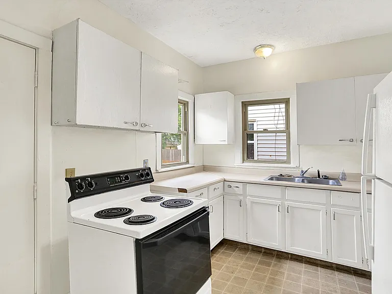 628 N Riley Ave — Photo 17