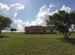 205 Country View Ln, Floresville, TX 78114