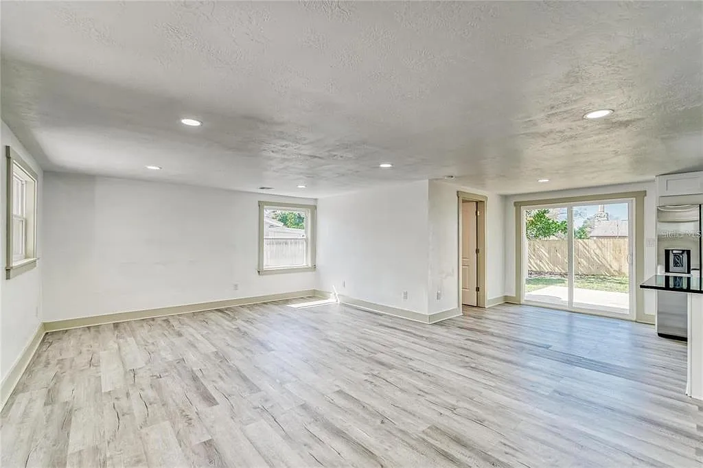 3 bed, 2.0 bath, 1150 sqft, $2,000 — Photo 2