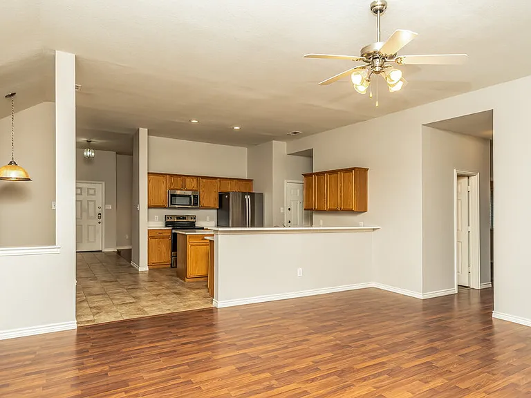 419 Creekview Dr — Photo 4