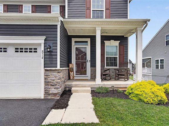 4th image of 814 Blackheath Ln N
