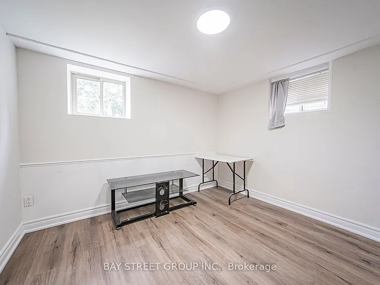 538 Queens Dr #BASEMENT — Photo 19