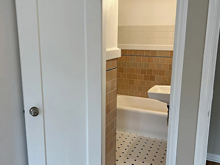 Grandview Apartments — Photo 15