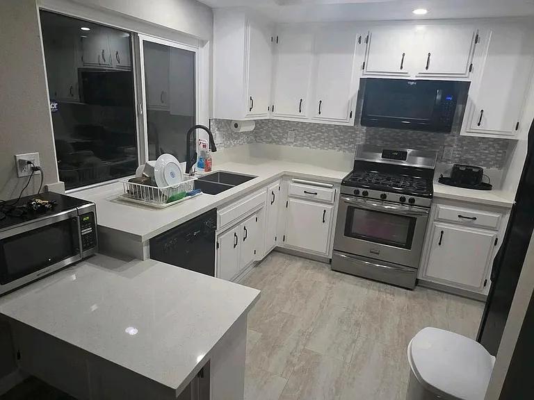 2208 El Grande St — Photo 2