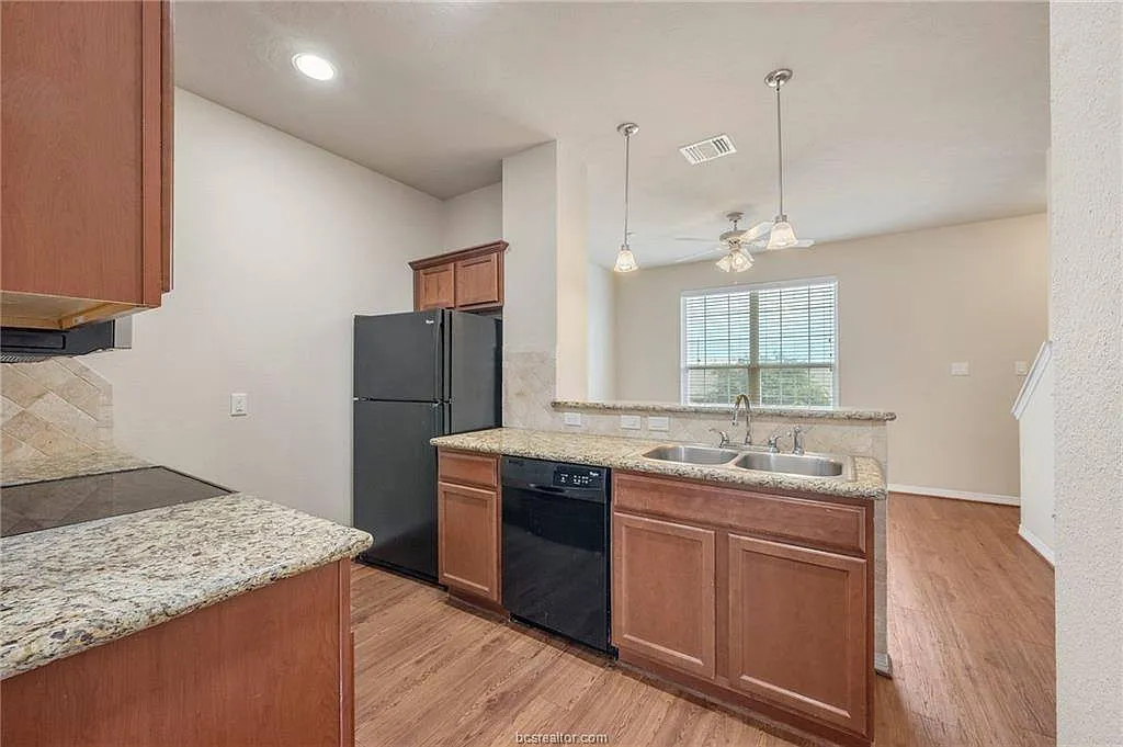 3 bed, 1224 sqft, $2,000 — Photo 2