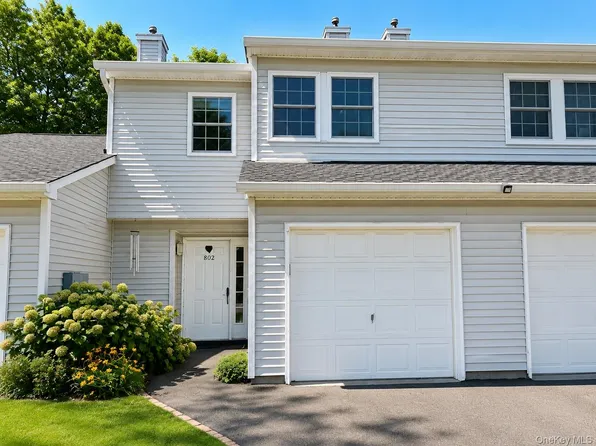 802 Sara Cir, Port Jefferson Station, NY 11776