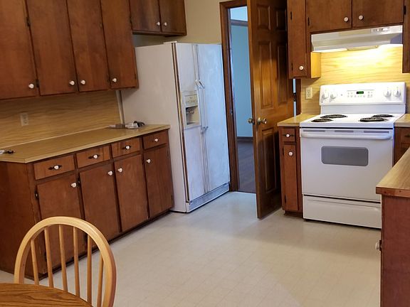 Kitchen with breakfast area. Refrigerator, stove, dishwash