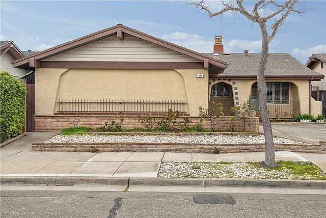 1073 Camellia Dr — Photo 1