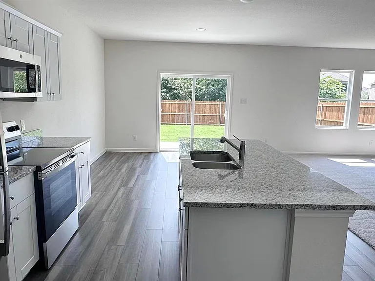 2105 Meadow Park Dr — Photo 6