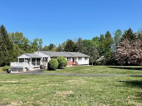 2 Wayside Ln, Clinton Twp., NJ 08833
