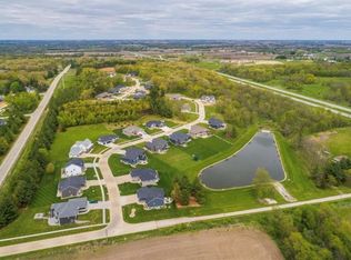3063 Dell Ridge Ln, Hiawatha, IA 52233