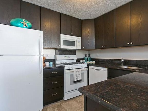 Fully stocked kitchen with full-sized stove/oven, Fridge and a dishwasher