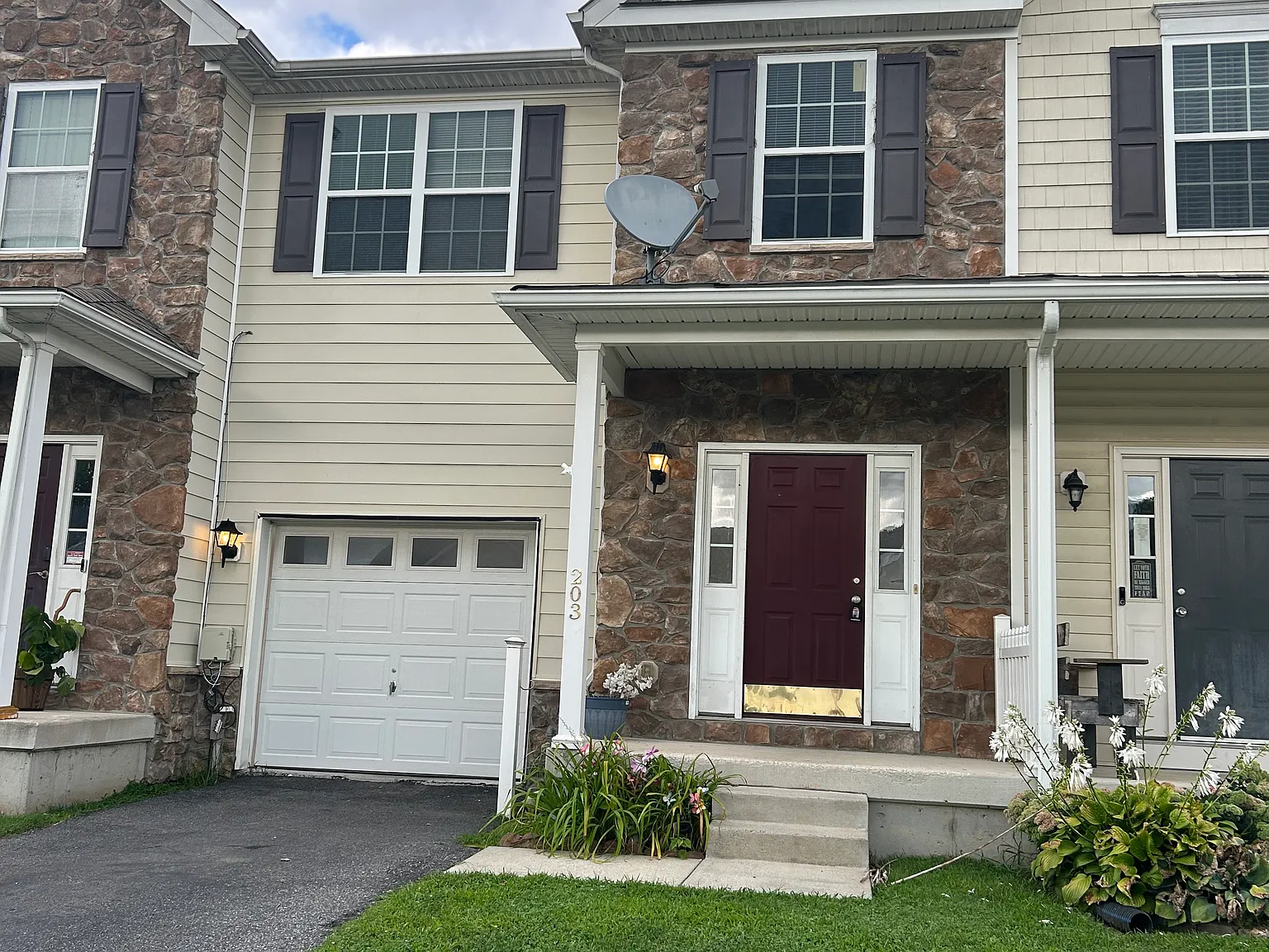 3 bed, 2.5 bath, 1510 sqft, $2,200 — Photo 2