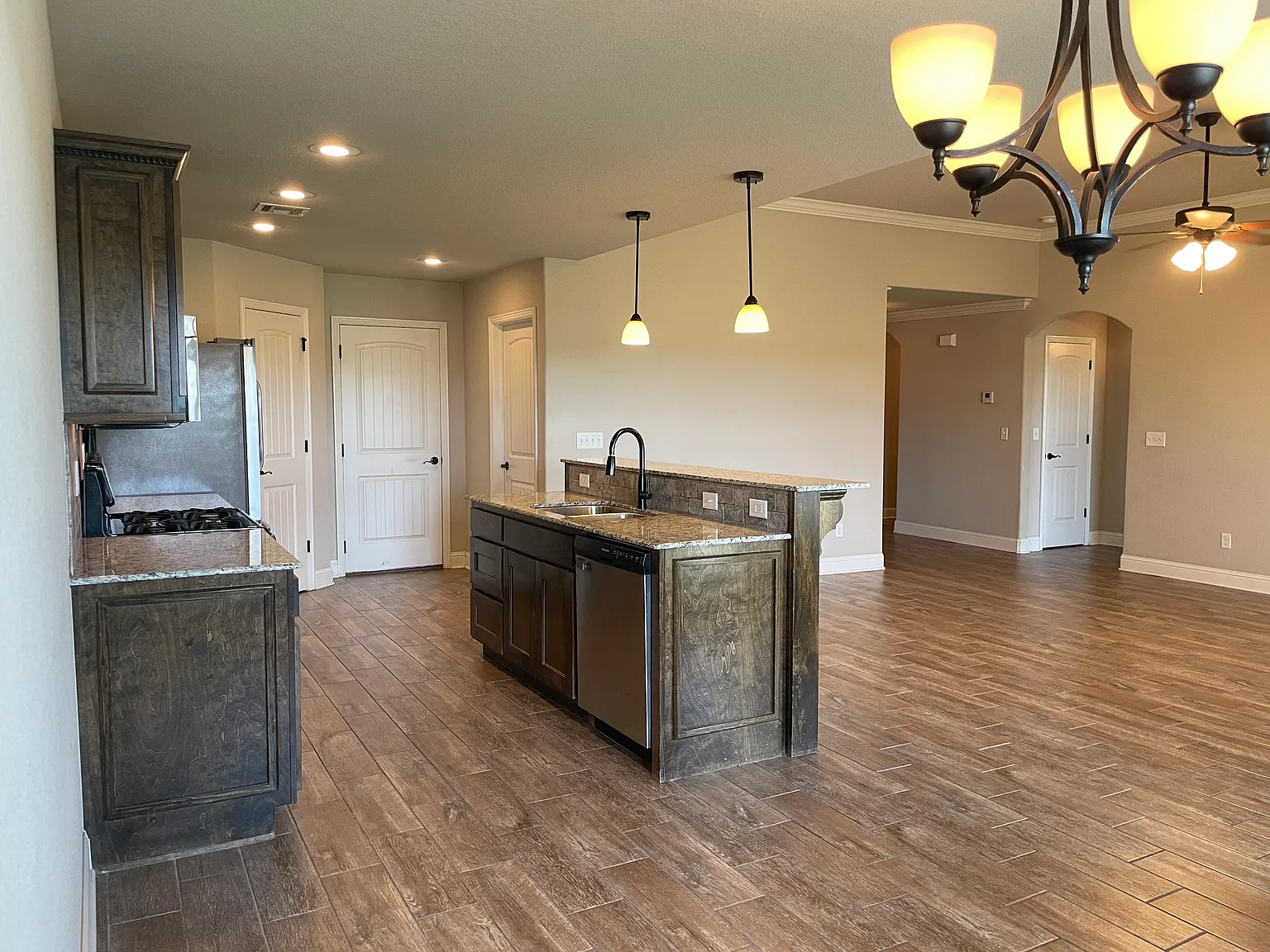 4 bed, 1958 sqft, $2,100 — Photo 4